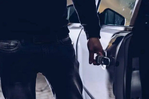 Αυτοκίνητο: Το εύκολο κόλπο των κλεφτών - Με ένα κουτάκι αναψυκτικού βουτούν το αμάξι σε χρόνο ρεκόρ