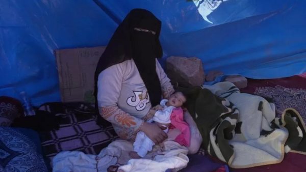 Σεισμός στο Μαρόκο: «Έχουμε μόνο τον Θεό…» – Νεογέννητο ζει σε σκηνή ανάμεσα σε συντρίμμια