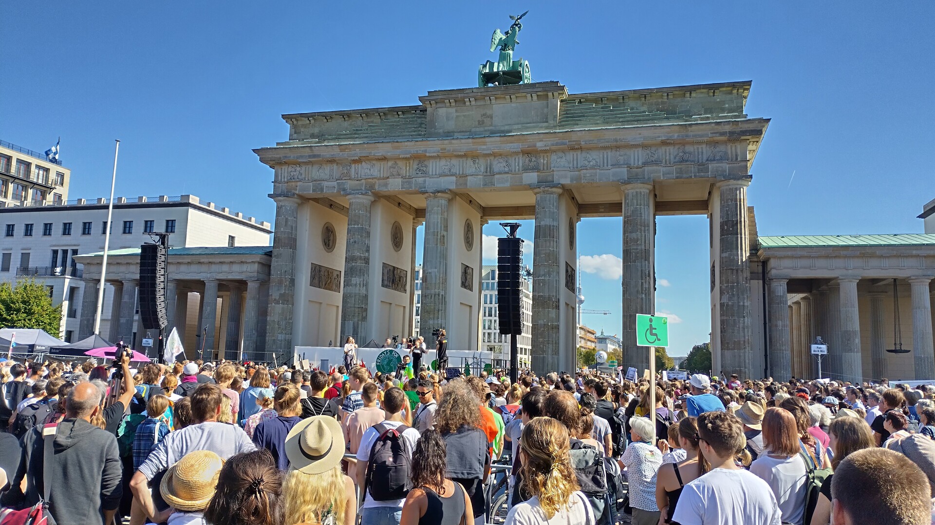 Ορυκτά καύσιμα:  Διαδηλώσεις σε όλο τον κόσμο για τις επιδοτήσεις – Χιλιάδες στο Βερολίνο