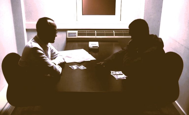 Διάσημοι ψυχίατροι στη Γαλλία που ξεπλένουν βιαστές στα δικαστήρια με τις θεωρίες τους