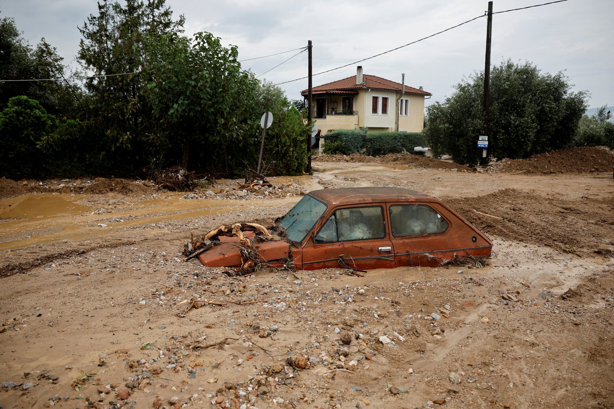 Κακοκαιρία Elias: Πνίγονται στη λάσπη συνοικίες και προάστια στο Βόλο