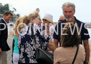 Για διακοπές στην Ελλάδα ο Πιρς Μπρόσναν – Φωτογραφίες από το λιμάνι της Καβάλας