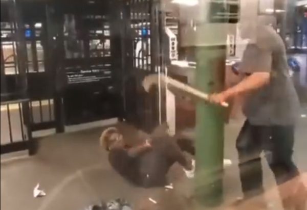 Σοκ στις ΗΠΑ: Άγριος ξυλοδαρμός γυναίκας στο μετρό
