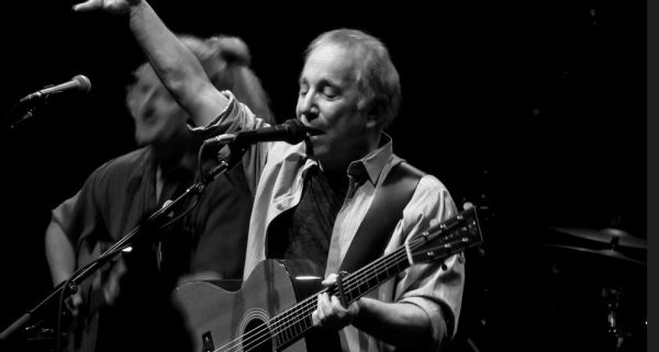 Ο Paul Simon έχει αρχίσει να αποδέχεται την απώλεια της ακοής του