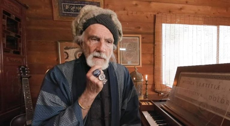 «Παραισθησιογόνα με τους Pink Floyd και χαρέμια με τον Πολ ΜακΚάρτεϊ» – Η ζωή ενός πρίγκιπα-playboy