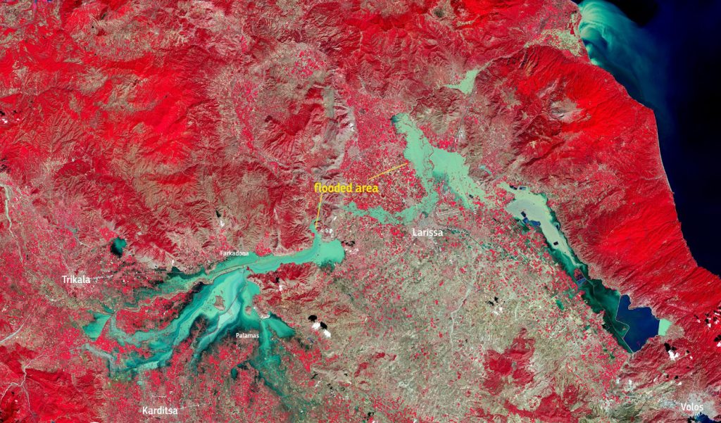 Κακοκαιρία Daniel: Νέα δορυφορική εικόνα από τη Θεσσαλία – Παραμένει «θαμμένη» στα νερά του Πηνειού