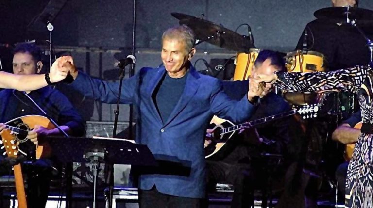 Ο Γιώργος Νταλάρας σε μία αξέχαστη συναυλία στο θέατρο Άλσος – «Τη δύναμη την παίρνουμε από εσάς»