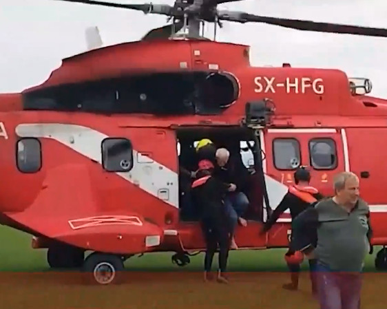 Κακοκαιρία Daniel: Ξεκίνησαν οι απεγκλωβισμοί με τα ελικόπτερα – «Το νερό έφτανε στο λαιμό μας»