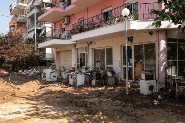 Κακοκαιρία Daniel: Χωρίς πόσιμο νερό για 9η ημέρα ο Βόλος – Ανησυχία για τη «λευκή σκόνη» που αιωρείται