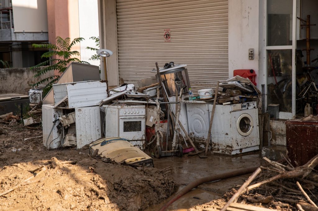 Πλιάτσικο στον Βόλο: Έκλεψαν κουζίνα και ψυγείο από πλημμυρισμένο σπίτι – Τους έπιασαν επ’ αυτοφώρω