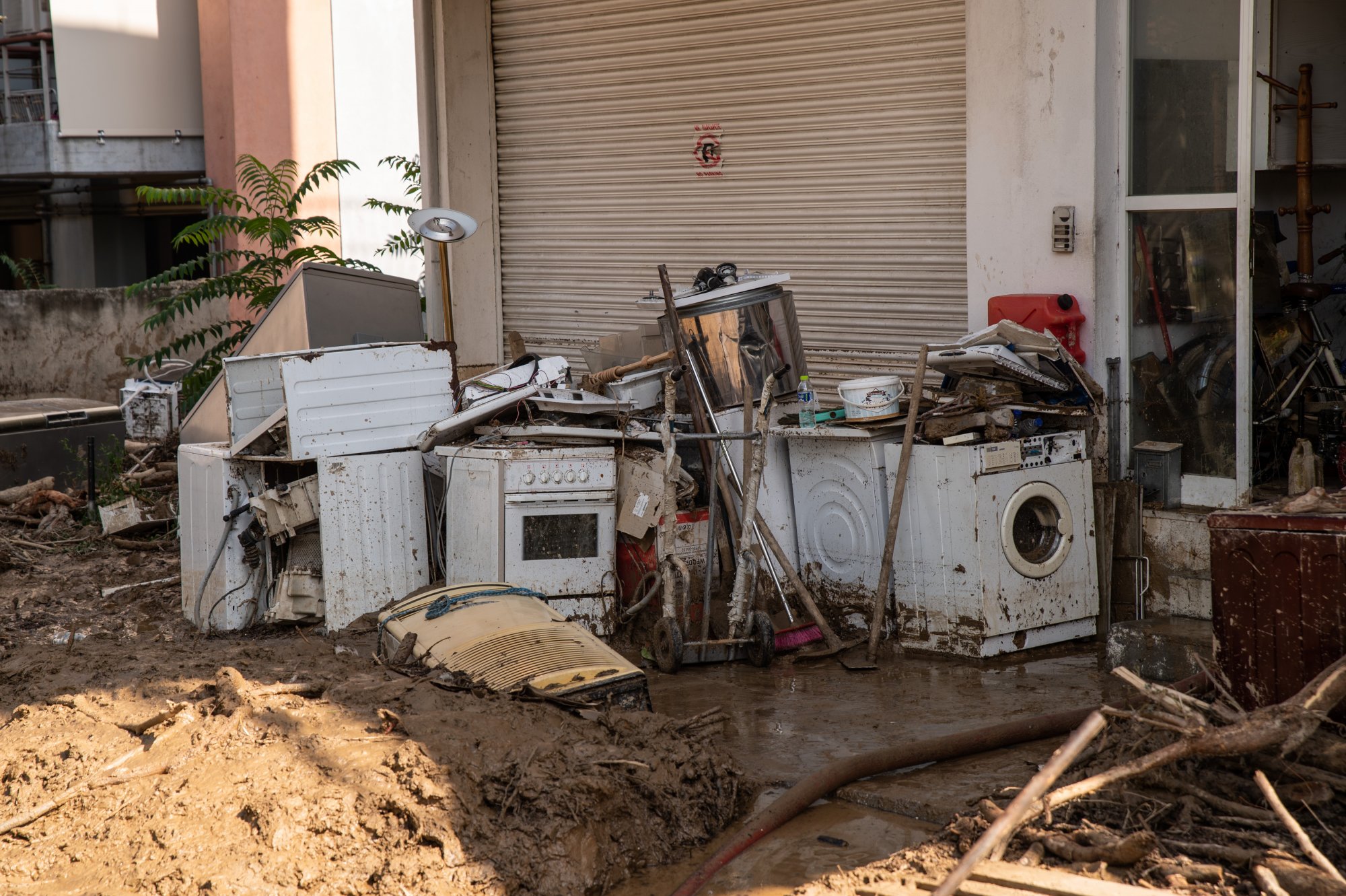 Πλιάτσικο στον Βόλο: Έκλεψαν κουζίνα και ψυγείο από πλημμυρισμένο σπίτι - Τους έπιασαν επ' αυτοφώρω