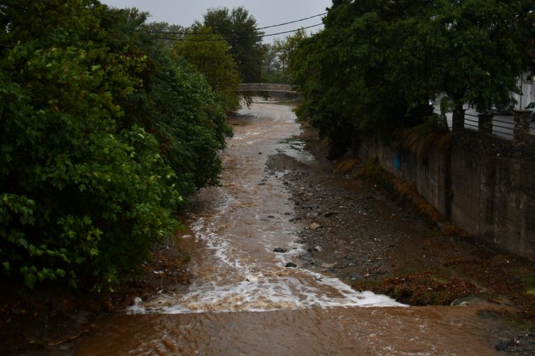 Κακοκαιρία Daniel: Πλημμύρισαν οι Ροβιές – Εγκλωβισμένοι κάτοικοι