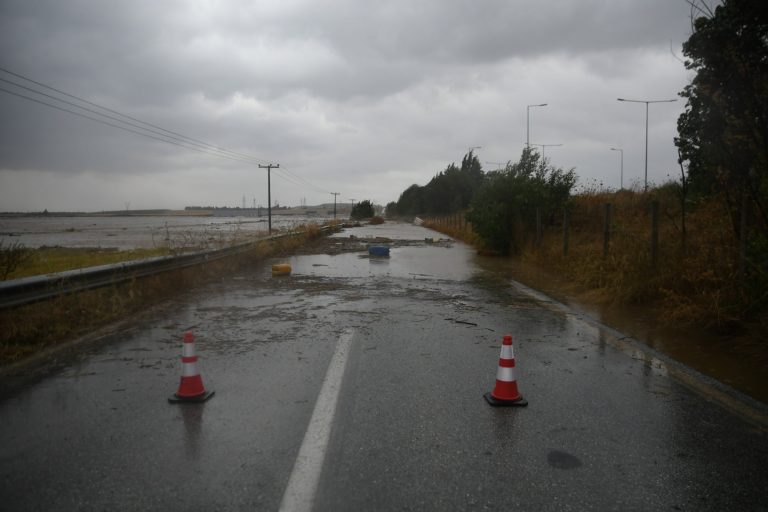 Κακοκαιρία Elias: Έκλεισε η παλιά εθνική Λάρισας – Βόλου