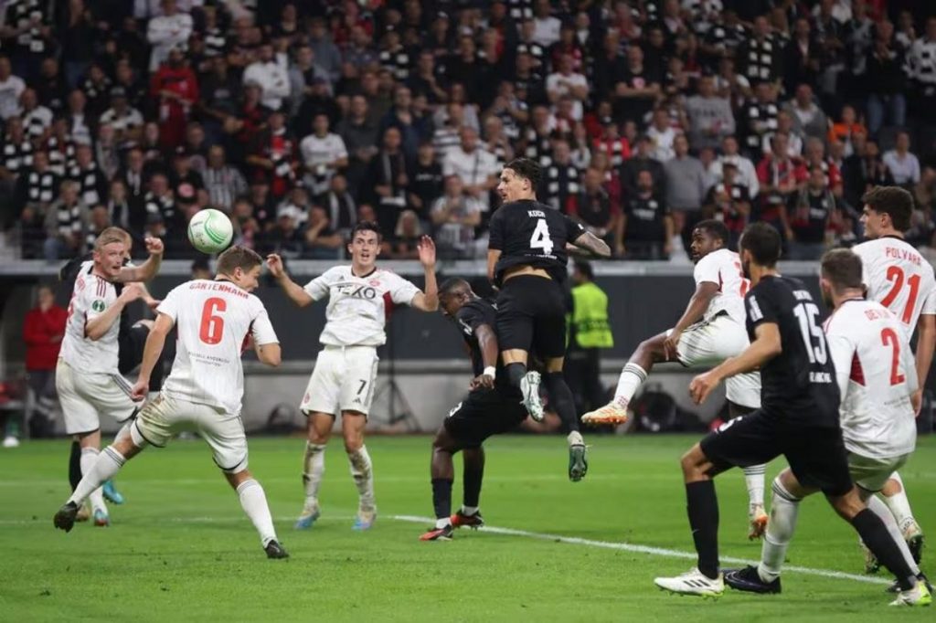 Δύσκολη νίκη για την Άιντραχτ (2-1)