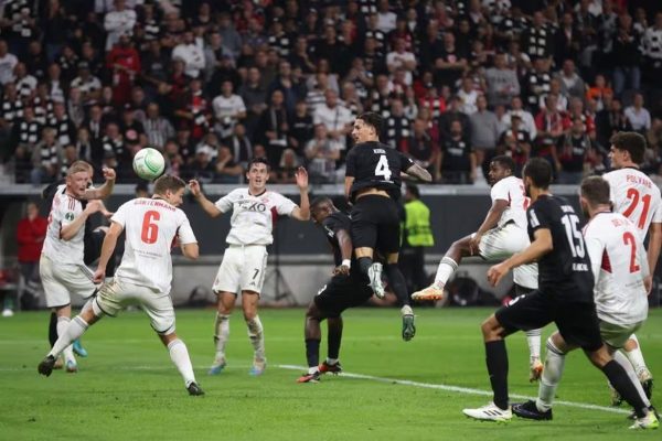 Δύσκολη νίκη για την Άιντραχτ (2-1)