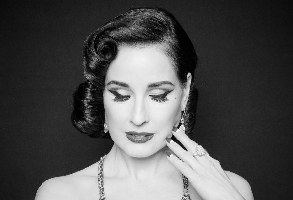 «Take A Moment»: Celebrities κλείνουν τα μάτια και μας ευαισθητοποιούν για την ψυχική υγεία