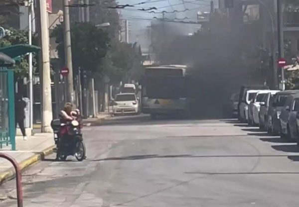 Φωτιά σε λεωφορείο στου Ρέντη – Δείτε βίντεο