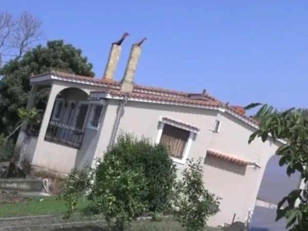 Κακοκαιρία στην Εύβοια: Ποτάμι «ρούφηξε» σπίτι – Στο έλεος της νεροποντής οι κάτοικοι