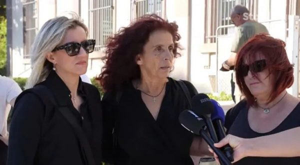 Γυναικοκτονίες: Οι μητέρες των δολοφονημένων γυναικών μαζί σαν μια γροθιά