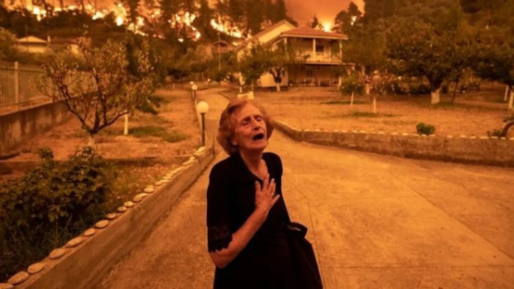 Guardian: Φωτογραφία από την φωτιά στην Εύβοια στο άλμπουμ για τα 50 χρόνια της Ευρώπης