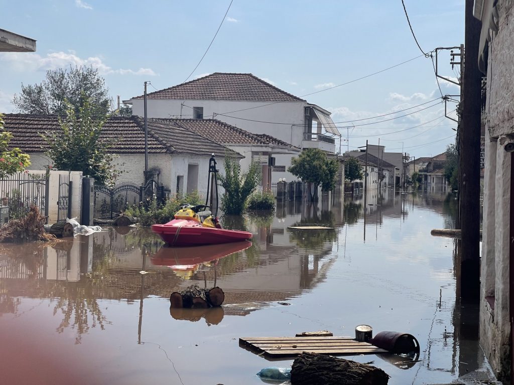 Πλημμύρες: Ομαδική μήνυση κατοίκων της Φαρκαδόνας – «Έσπασαν επίτηδες το φράγμα του Ενιπέα»