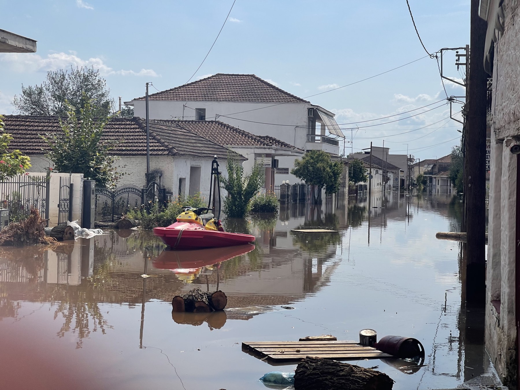 Πλημμύρες: Ομαδική μήνυση κατοίκων της Φαρκαδόνας - «Έσπασαν επίτηδες το φράγμα του Ενιπέα»
