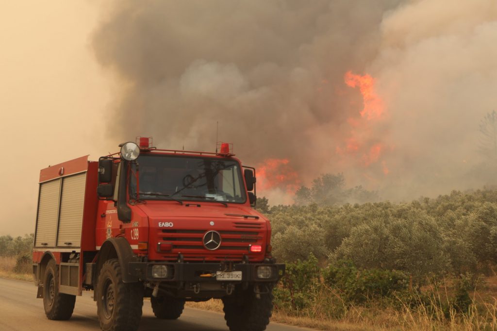 Φωτιά στην Ηλεία – Επιχειρούν ισχυρές δυνάμεις της Πυροσβεστικής