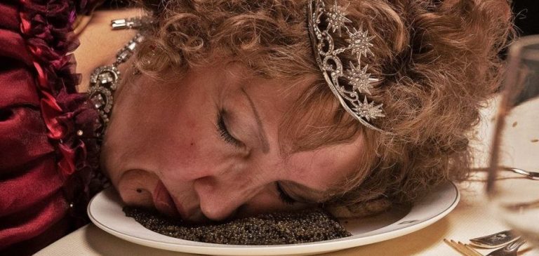 The Palace – Η κακόγουστη φάρσα του Ρομάν Πολάνσκι απογοήτευσε τους πάντες στο Φεστιβάλ Βενετίας