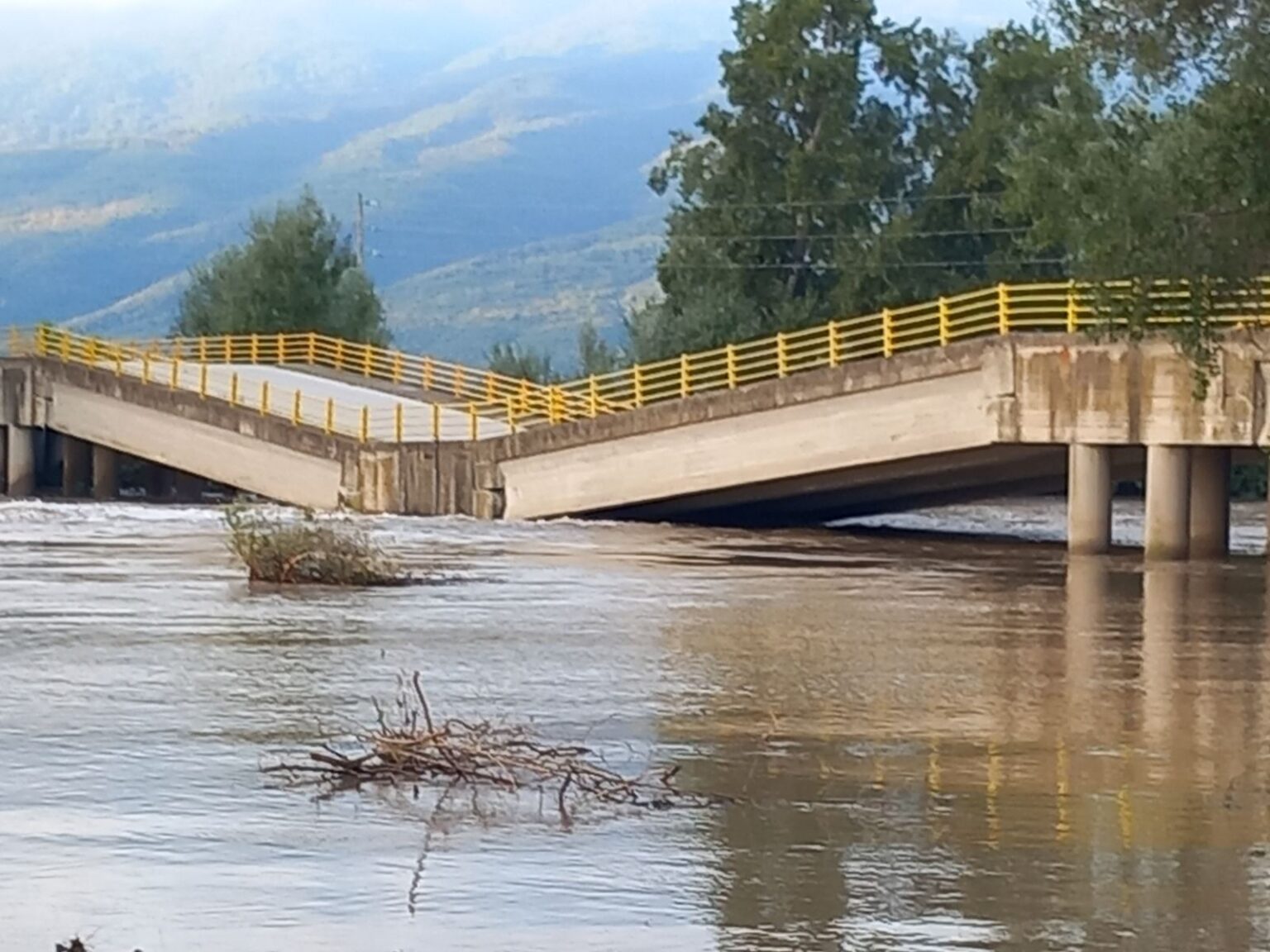 Κακοκαιρία Daniel: Κατέρρευσε η γέφυρα στον Παλαιόπυργο Λάρισας