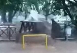 Κακοκαιρία Daniel: Η στιγμή που η γέφυρα του Κραυσίδωνα καταρρέει από τα ορμητικά νερά