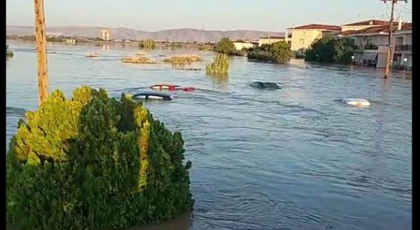 Λάρισα: Συγκλονιστικές εικόνες από την πλημμυρισμένη Γιάννουλη