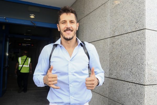 «Περήφανος που ήρθα, ο Ολυμπιακός είναι ένας σπουδαίος σύλλογος» – Στην Αθήνα ο Γιόβετιτς