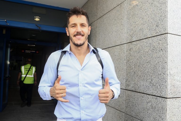 «Περήφανος που ήρθα, ο Ολυμπιακός είναι ένας σπουδαίος σύλλογος» – Στην Αθήνα ο Γιόβετιτς