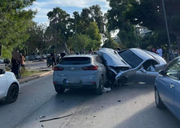 Γλυφάδα: «Τρελή πορεία» αυτοκινήτου – Μπήκε σε πλατεία γεμάτη κόσμο