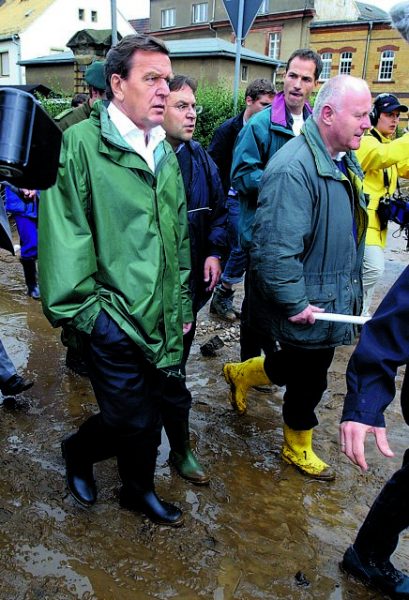 Οταν οι πολιτικοί βάζουν τις γαλότσες τους