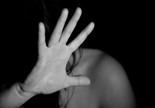 Ενδοοικογενειακή βία στο Ηράκλειο: Προσπάθησε να πνίξει τη σύζυγό του μπροστά στο 8χρονο παιδί τους