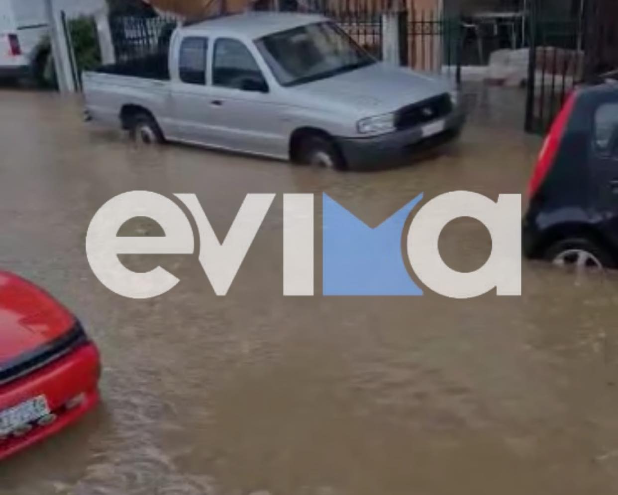 Κακοκαιρία Daniel: Εγκλωβισμένοι οδηγοί στο Αλιβέρι - Πλημμύρισαν δρόμοι