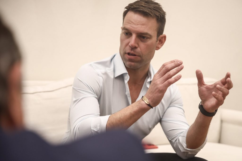 Κασσελάκης: Θα βάλουμε φωτιά στο σύστημά τους – Το νέο μοντέλο του isyriza