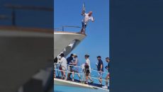 Καπετάνιος πλοίου στη Λευκάδα υποδέχθηκε τους επιβάτες με Βασίλη Καρρά