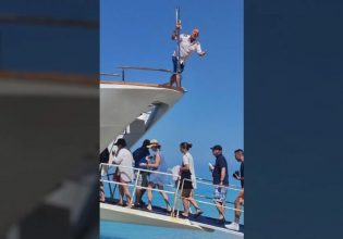 Καπετάνιος πλοίου στη Λευκάδα υποδέχθηκε τους επιβάτες με Βασίλη Καρρά