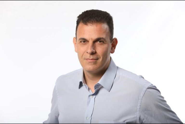 Καραμέρος για Κασσελάκη: Αντί να στηρίξουμε ένα νέο άνθρωπο, περιμένουνε να διαβάσει το Κεφάλαιο του Μαρξ