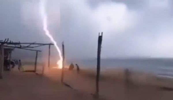 Καταιγίδα στο Μεξικό: Βίντεο από τη στιγμή που κεραυνός σκοτώνει δύο ανθρώπους