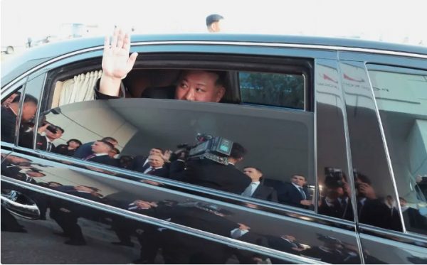 Ρωσία: Ο Κιμ Γιονγκ Ουν επισκέπτεται εργοστάσιο κατασκευής αεροσκαφών στην Καμσαμόλσκ