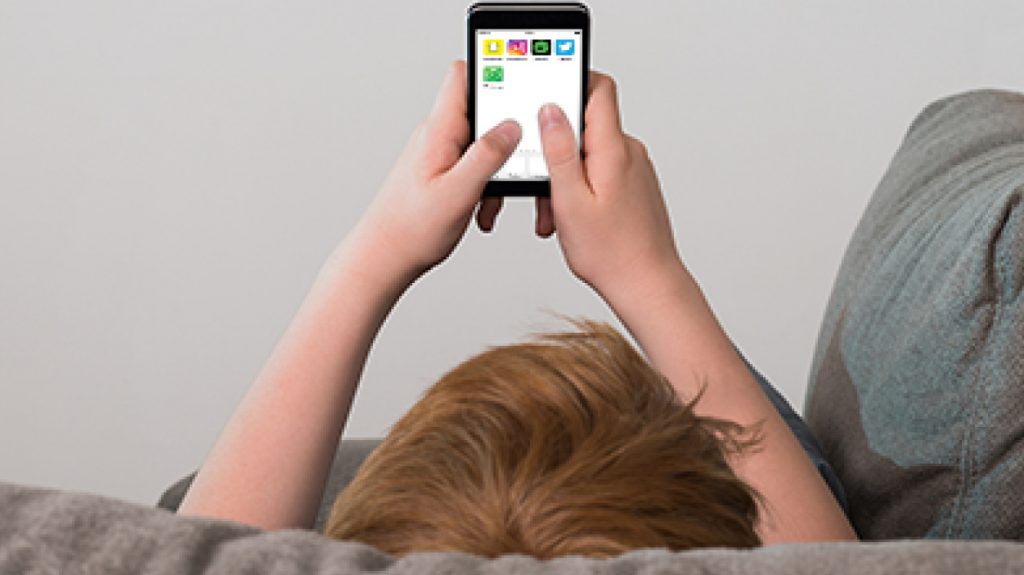 Κινητά τηλέφωνα: Ποια είναι η πρώτη πόλη που απαγορεύει τη χρήση τους στα μικρά παιδιά