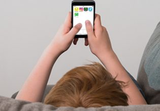 Κινητά τηλέφωνα: Ποια είναι η πρώτη πόλη που απαγορεύει τη χρήση τους στα μικρά παιδιά