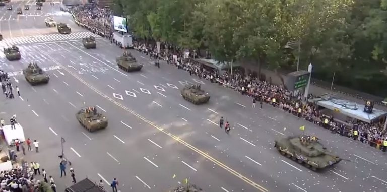 Επίδειξη δύναμης από τη Νότια Κορέα: Πραγματοποιεί την πρώτη μεγάλη στρατιωτική παρέλαση από το 2013