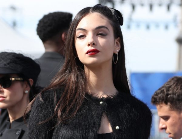 Η Ντέβα Κασέλ ως «μούσα» του Dior «μαγνήτισε» τα βλέμματα στο Παρίσι