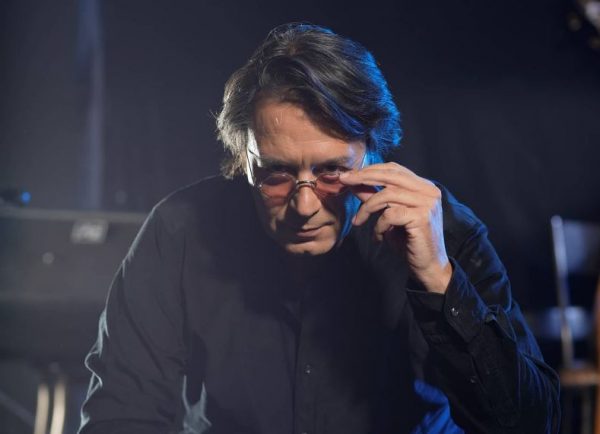 Κότσιρας: Κάνει παντομίμα στο κοινό για να θυμηθούν στίχους από το τραγούδι του