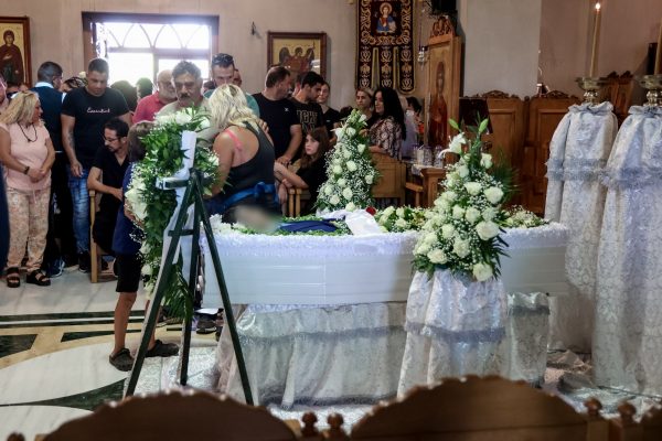 Τραγωδία στον Πειραιά: Συγκλόνισαν οι επικήδειοι στην κηδεία του 36χρονου Αντώνη