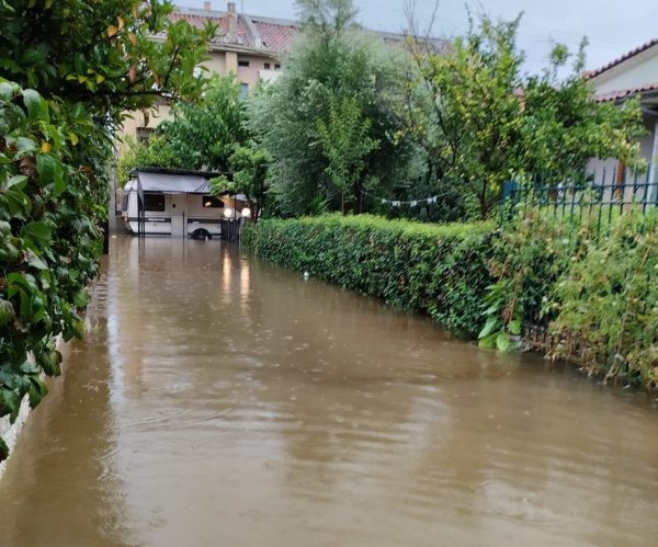 Κακοκαιρία Daniel: Χτυπά τη Λάρισα – Πλημμύρισαν δρόμοι, εκκενώθηκαν κατασκηνώσεις